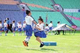 不解判罚！下半场开始前，王彤与王大雷仍向麦麦提江投诉此前手球